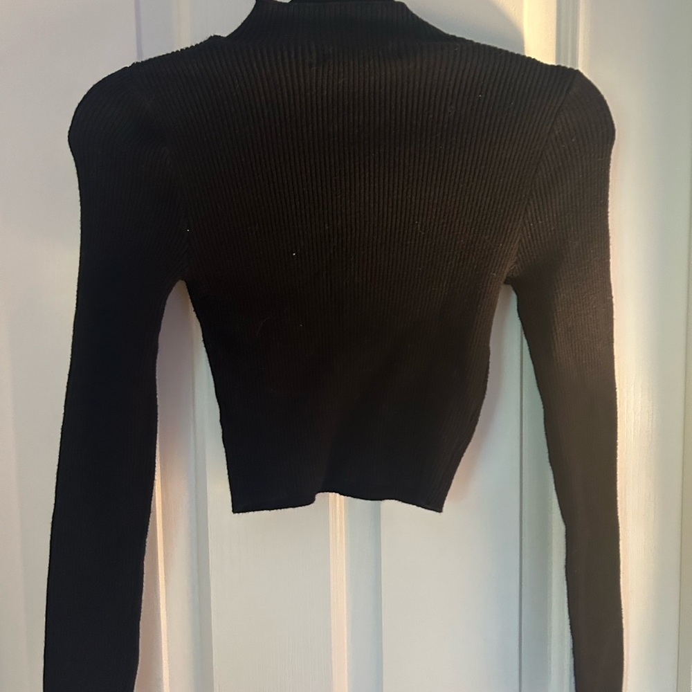 Kendall & Kylie Cropped Ribbed Sweater with Front Cut Out Detail Size Medium - Picture 4 of 8